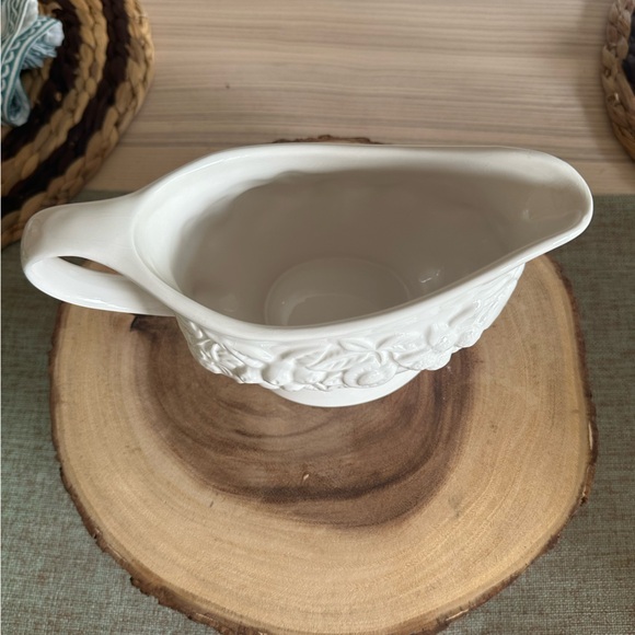 Linens-N-Things sauce / gravy pitcher - Picture 2 of 5